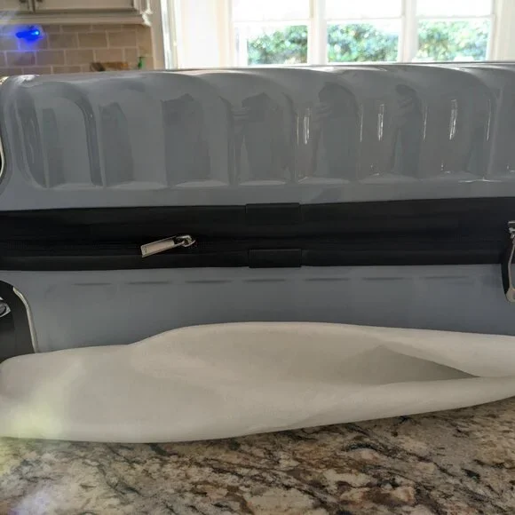 TUMI 19 Degree International Expandable Carry-On Suitcase - Picture 4 of 7